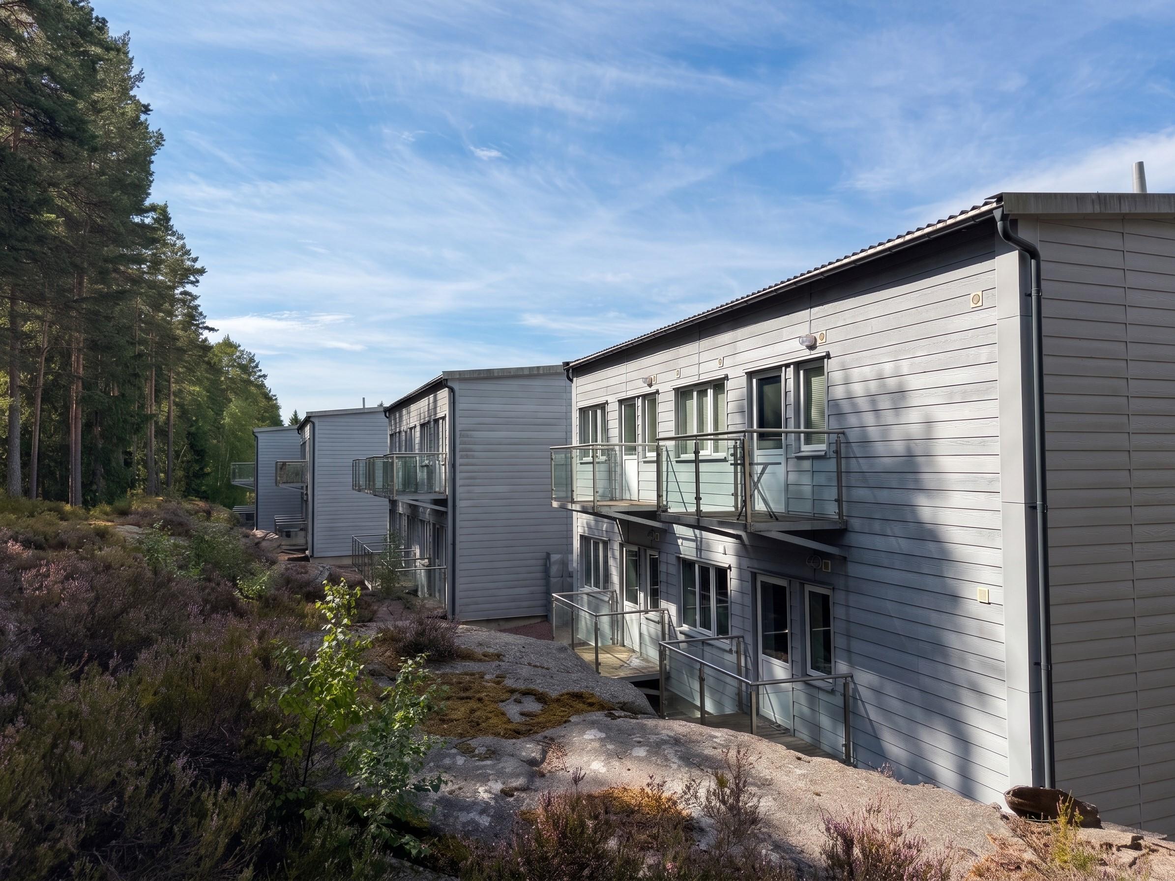 Fasadrad mot skogen vid Trio Apartments