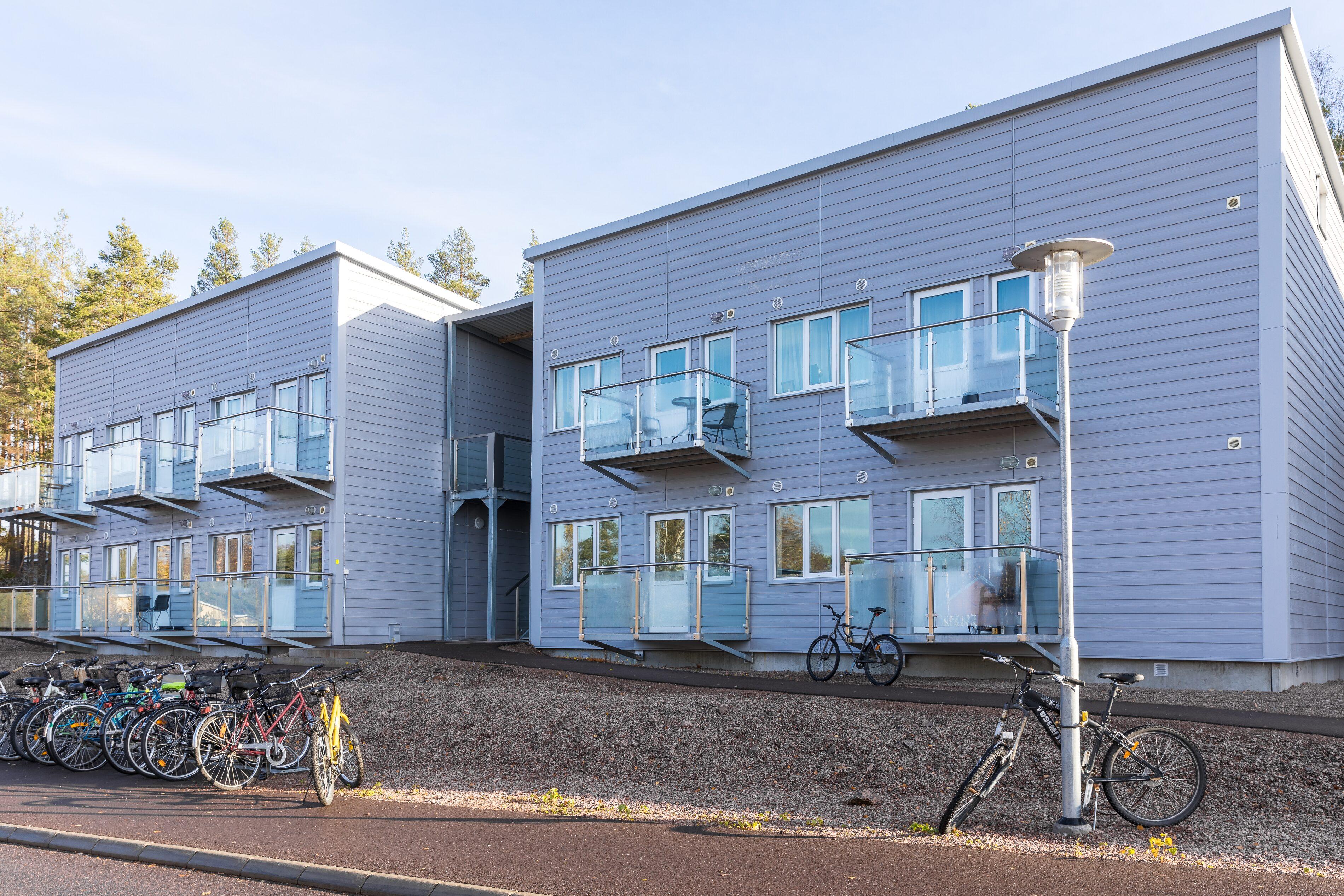 Trio Apartments två huskroppar med balkonger och cykelparkering utanför entrén